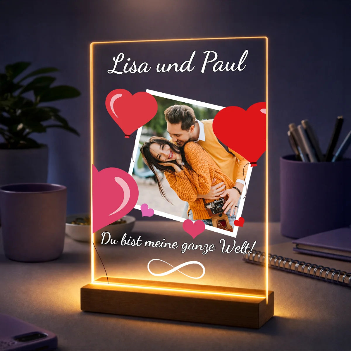 Foto auf Acrylglas mit schwebenden Herzen und persönlichem Text – romantisches Jahrestag Geschenk für Paare mit Namen