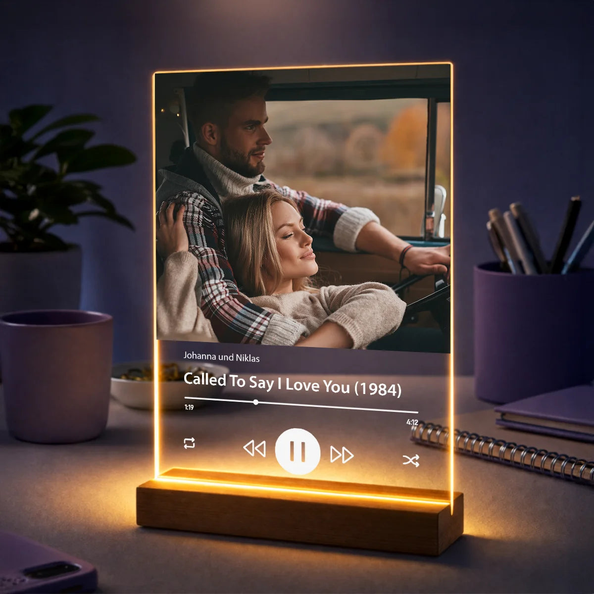 Geschenk für Paare zum Jahrestag – personalisiertes Foto auf Acrylglas mit Songtitel Unser Lied