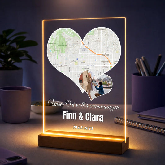 Karte in Herzform auf Acrylglas mit eigenem Foto, Namen und Datum, personalisiertes Geschenk für Paare zum Jahrestag