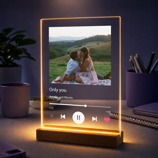 Originelles Geschenk für Paare zum Jahrestag – personalisierter Glasdruck mit Foto, Namen und Song