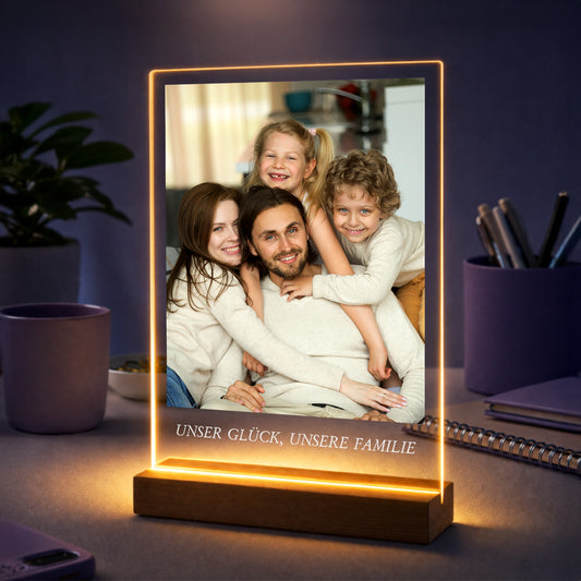 Personalisiertes Acrylglasbild mit Familienfoto und dem Schriftzug „Unser Glück, unsere Familie“.