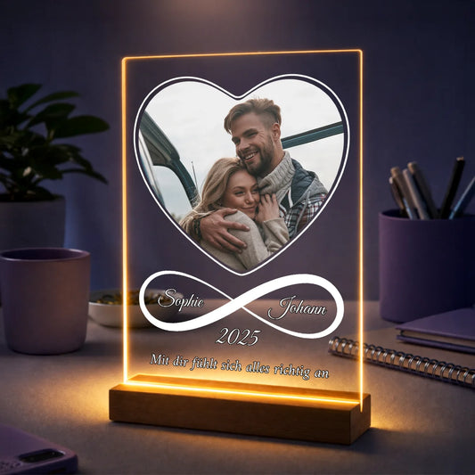 Foto auf Acrylglas mit Herzform und Unendlichkeitszeichen – romantisches Geschenk für Paare mit Namen und Jahreszahl